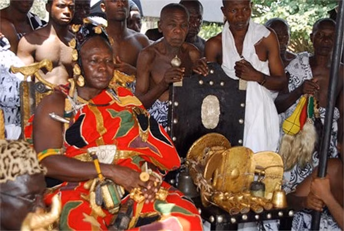 Vào cuối thế kỷ 19, Vương quốc Anh xâm lược, vua Ashanti đã bị đày ra biên ải. Trong hoàn cảnh đó viên thủ hiến Hodgson của Anh đã ngạo mạn cả gan đề nghị được sở hữu và ngồi lên chiếc ghế vàng.