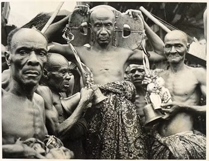 Họ cho rằng, chiếc ghế là nơi trú ngụ, an tọa của tất thảy linh hồn của tiên tổ, con cháu và những người đang sống của dân tộc họ.