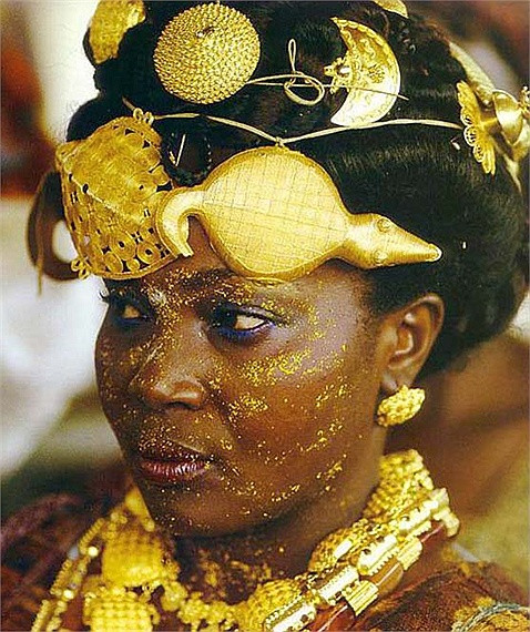 Đeo vàng khiến cho người ta mở mày, mở mặt, tự tin trong giao tiếp, là bảo bối giúp cho đối tác tin tưởng lẫn nhau trong giao thương, buôn bán.