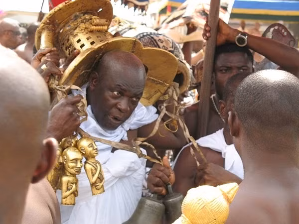 Vô số người Ashanti thiệt mạng. Vùng đất chìm trong bể máu.