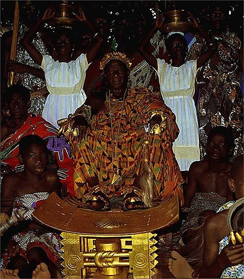 Vì thế mà từ già, trẻ, gái, trai của tộc người Ashanti đều cố gắng sắm sanh cho mình thật nhiều trang sức bằng vàng. Vàng được “trang hoàng” đầy người.