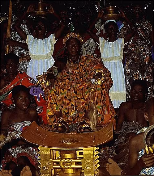 Vì thế mà từ già, trẻ, gái, trai của tộc người Ashanti đều cố gắng sắm sanh cho mình thật nhiều trang sức bằng vàng. Vàng được “trang hoàng” đầy người.