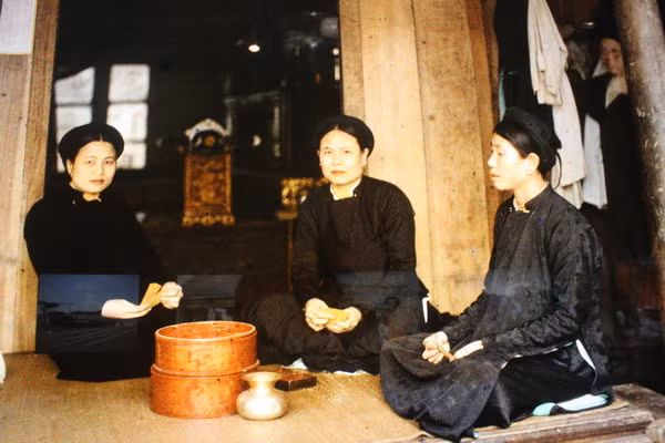 Ba bà nhà giàu đang ngồi chơi bài.