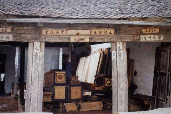 Cửa hiệu bán quan tài ở phố Hàng Hòm.