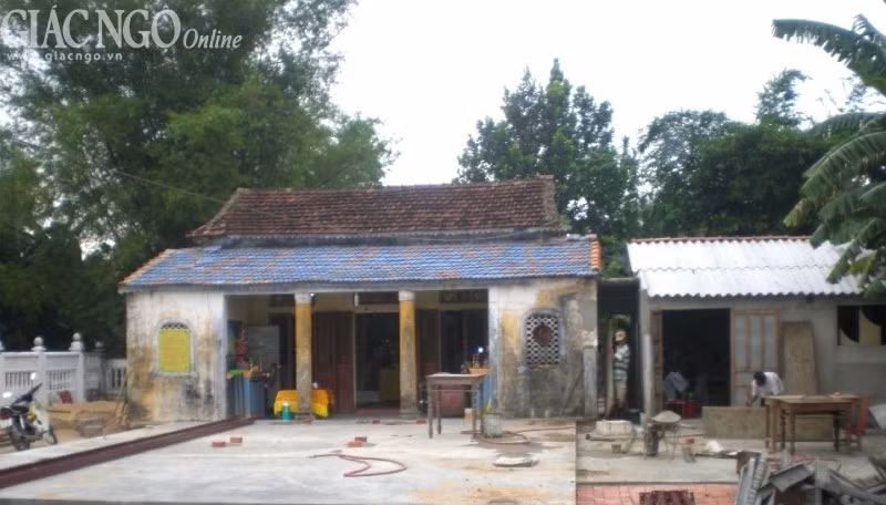 Vẻ hoang phế của chùa Long Hưng.