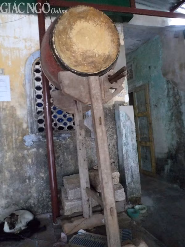 Chiếc trống đã hỏng nằm trên chiếc giá đã xiêu vẹo.