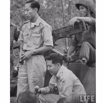 Phạm Ngọc Thảo (cầm mi-crô), tháng 2/1965. Ảnh: Tạp chí Life.