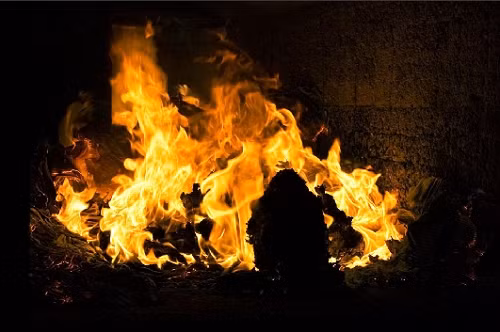 Mơ thấy một ngọn lửa trong lò cháy bừng bừng là điềm tốt, báo có hy vọng mới sau một thời gian thất vọng chán nản.