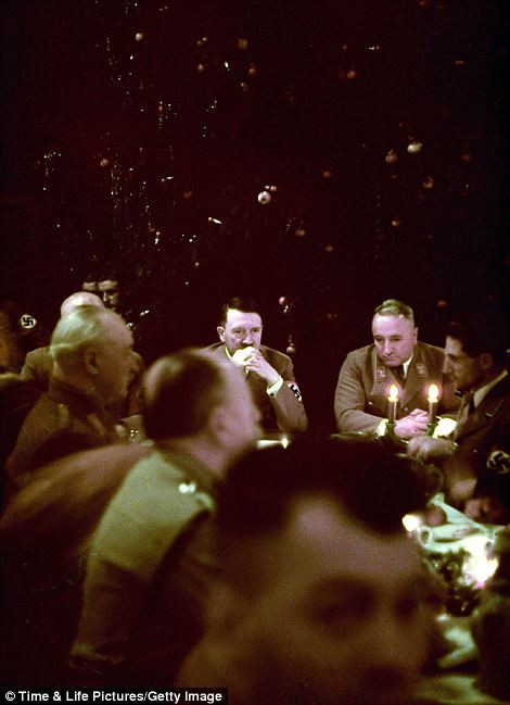 Adolf Hitler (giữa) cùng với Heinrich Himmler (trái) và các sĩ quan chỉ huy cao cấp của lực lượng cảnh sát mật Nazi.