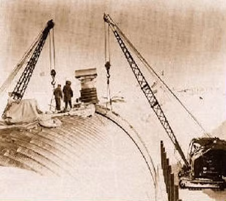 Căn cứ này đủ rộng để chứa 200 người, được mô tả như một thành phố dưới lòng đất, với hơn 21 hào có mái vòm che bằng thép. Hào dài nhất dài 335 m; rộng 7,9m; cao 7,9m. Những đường hầm này chứa rất nhiều công trình được xây sẵn dài khoảng 23m. Lò phản ứng hạt nhân PM-2A sản xuất khoảng 2MGW đủ để cung cấp năng lượng căn cứ quân sự này.