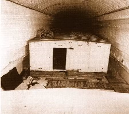 Toà nhà xây sẵn đặt trong lòng căn cứ.