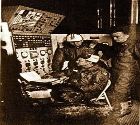 Các kĩ sư điều khiển lò phản ứng.