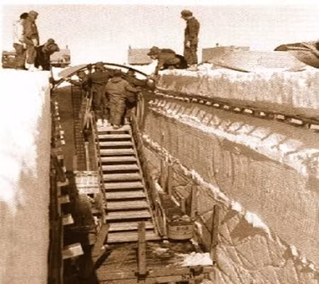 Căn cứ này được đưa vào hoạt động từ năm 1959 và ngừng làm việc vào năm 1966, khi sự dịch chuyển của khối băng khiến việc sinh sống trở nên bất khả thi. Giờ đây, căn cứ này đã bị chôn vùi dưới lớp tuyết dày của vùng Bắc Cực. Ảnh: Căn cứ trong quá trình xây dựng.