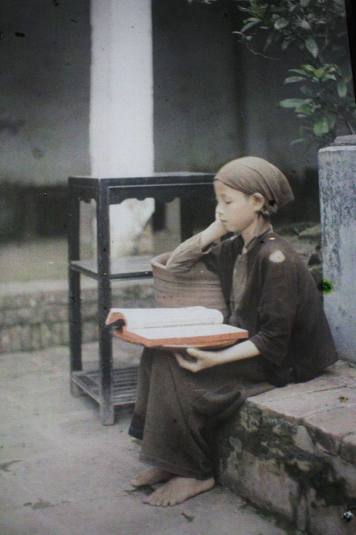 Chú tiểu đọc kinh trong chùa Viêm Minh.