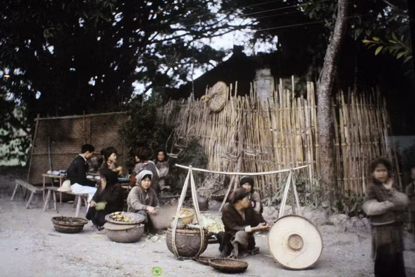 Quán gió và hàng quà rong.