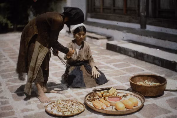 Bà bán hoa quả và lễ vật.