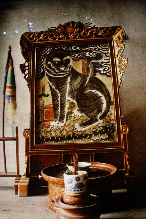 Bàn thờ Hắc Hổ (chùa Hàm Long, Hà Nội).