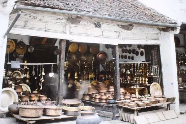 Cửa hiệu bán đồng tại phố hàng Đồng.