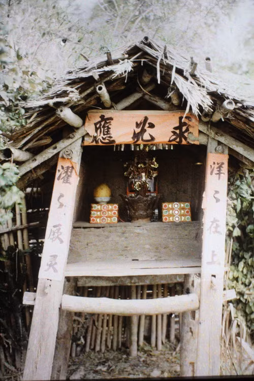 Miếu thờ thần trong làng.