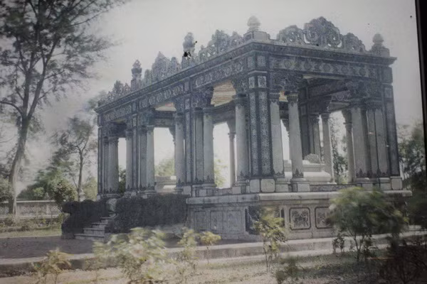 Đồng thời, theo GS Lê, những bức ảnh màu còn là nguồn tư liệu quý về cảnh quan kiến trúc cũng như di sản Hà Nội. "Di sản lăng mộ Hoàng Cao Khải xưa giờ đã bị mai một và gần như không thể tái dựng. Song từ những bức ảnh tư liệu màu quý trên, chúng ta có thể "mơ" xa hơn tới chuyện tái hiện lại khu di tích trên bằng phiên bản 3D, hoặc dựng lại" - GS Phan Huy Lê nói. Trong ảnh là lăng mộ Hoàng Cao Khải.