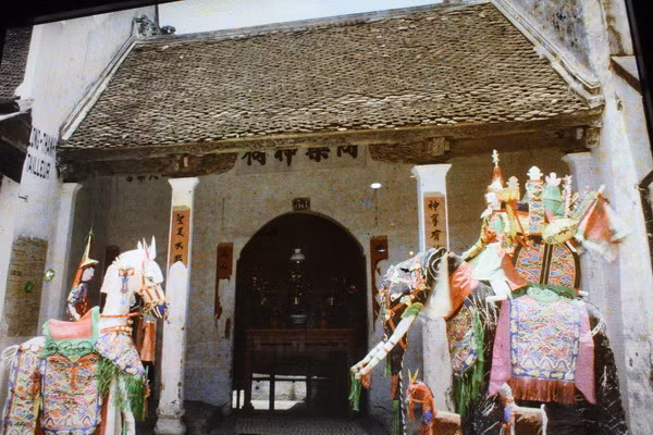 Trước cổng một ngôi đền nhỏ.