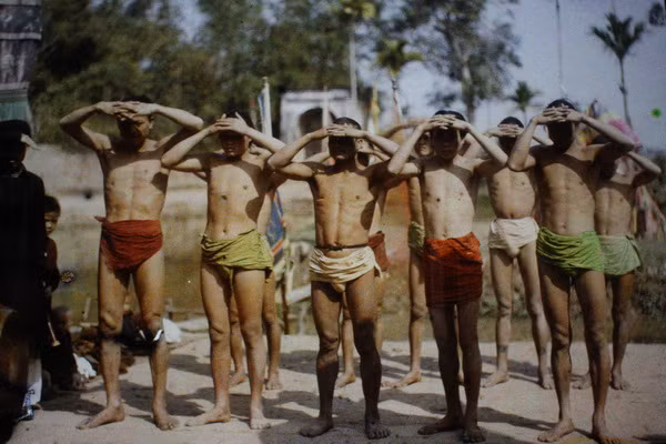 Đô vật bái thần làng trước trận đấu (làng Xa La, Hà Đông).