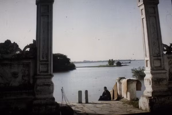 Chùm ảnh những bức hình màu do Léon Busy chụp (phần lớn từ 1914 đến 1917), đang trưng bày tại Trung tâm văn hóa Pháp Hà Nội. Ảnh: Trưởng cổng đền Quán Thánh (trông ra Hồ Tây).