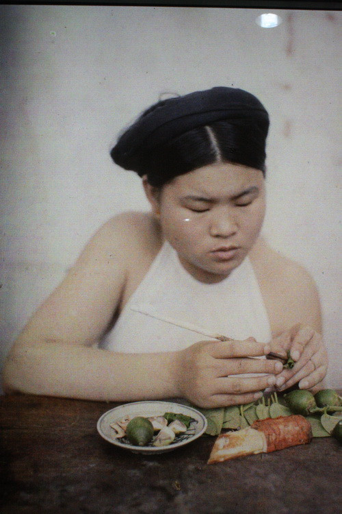 Thiếu nữ đang têm trầu.