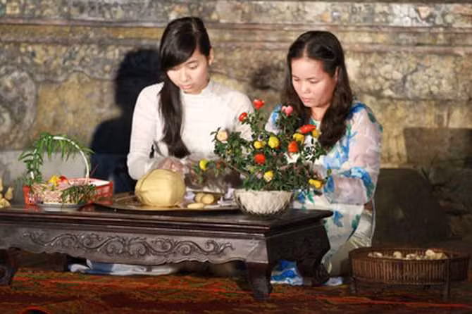 Nữ nghệ nhân tài hoa của Kim Long trình diễn làm bánh trái cây bằng đậu xanh. Ảnh: John Coulds.