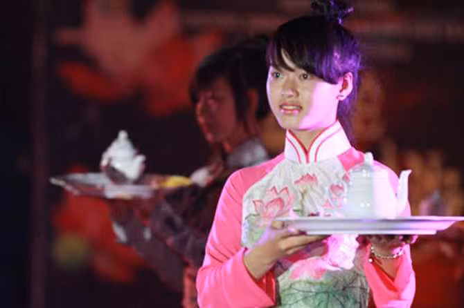 Thưởng thức trà sen. Ảnh: John Coulds.