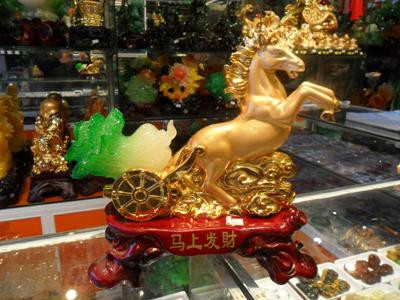 Ngựa phi nước đại còn hàm ý về sự đi xa nên rất thích hợp cho những người hay đi công tác lâu ngày hoặc bôn ba đây đó. Đây là một vật khí không thể thiếu cho những doanh nhân thường xuyên công tác xa nhà. Trong trường hợp này, nên đặt ngựa ở hướng Tây, Tây Bắc hoặc Đông Bắc để tăng cường cát khí cho các sao tốt ở các hướng này.