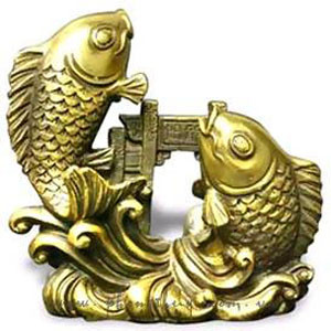 5. Cá chép – Mở rộng đường khoa bảng, công danh: Truyền thuyết kể rằng, vào một năm nọ, nạn hạn hán hoành hành vì số Rồng quá ít, không đủ làm mưa điều hòa cho cả nhân gian, Ngọc Hoàng thượng đế liền tổ chức một cuộc thi Rồng nhằm tuyển chọn các con vật đủ khả năng, phẩm chất làm Rồng cứu nhân độ thế. Khi chiếu Trời ban xuống, vua Thủy Tề loan báo cho tất cả các cư dân dưới nước tham gia vào cuộc thi.