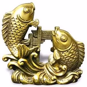 5. Cá chép – Mở rộng đường khoa bảng, công danh: Truyền thuyết kể rằng, vào một năm nọ, nạn hạn hán hoành hành vì số Rồng quá ít, không đủ làm mưa điều hòa cho cả nhân gian, Ngọc Hoàng thượng đế liền tổ chức một cuộc thi Rồng nhằm tuyển chọn các con vật đủ khả năng, phẩm chất làm Rồng cứu nhân độ thế. Khi chiếu Trời ban xuống, vua Thủy Tề loan báo cho tất cả các cư dân dưới nước tham gia vào cuộc thi.