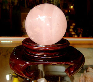 4. Quả cầu Phong thủy – Giúp trí tuệ minh mẫn, cải thiện trì trệ: Quả cầu thủy tinh là biểu tượng của trí tuệ và sự may mắn. Người ta cho rằng quả cầu giúp tăng trí thông minh, công danh và tài lộc, đỗ đạt khoa bảng, cải thiện sự trì trệ và bế tắc trong công việc.