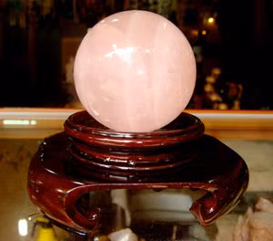 4. Quả cầu Phong thủy – Giúp trí tuệ minh mẫn, cải thiện trì trệ: Quả cầu thủy tinh là biểu tượng của trí tuệ và sự may mắn. Người ta cho rằng quả cầu giúp tăng trí thông minh, công danh và tài lộc, đỗ đạt khoa bảng, cải thiện sự trì trệ và bế tắc trong công việc.