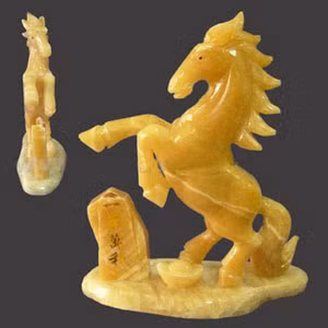 6. Ngựa – Biểu tượng cho kinh doanh phát đạt: Ngựa là con vật rất trung thành, không những thế ngựa còn là hình ảnh của sự kiên nhẫn, bền bỉ, may mắn và thuận lợi. Người xưa cũng thường dùng ngựa để chúc tụng nhau trong hành sự hay làm ăn, ví dụ như: “Mã đáo thành công”.