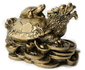 10. Rùa – Biểu tượng muôn đời của sự trường thọ: Rùa được các nhà khoa học chứng minh là một trong số những loài vật có tuổi thọ thuộc hàng cao nhất. Trong văn hóa Việt Nam, rùa là một linh vật được tôn trọng từ ngàn xưa. Còn riêng trong phong thủy, rùa là linh vật mang nhiều ý nghĩa nhất. Rùa là tạo vật duy nhất trong tứ linh thật sự tồn tại và có thể dễ dàng tìm thấy. Vì vậy, rùa không đơn thuần là biểu tượng của tuổi thọ mà còn của sự bảo vệ, che chở, hỗ trợ, sự sang trọng và triển vọng.