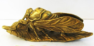 9. Ve sầu – Biểu tượng của sự bất tử và lá bùa chống lại những âm mưu: Thời xa xưa, những gia đình giàu có thường táng theo người chết một viên ngọc bích chạm khắc hình con ve sầu, đặt trên nắp áo quan mong cho người đã khuất có được một cuộc sống tốt đẹp ở thế giới khác. Đối với người đang sống, ve sầu được xem là một biểu tượng của cuộc sống lâu dài, hạnh phúc và tuổi trẻ bất diệt.