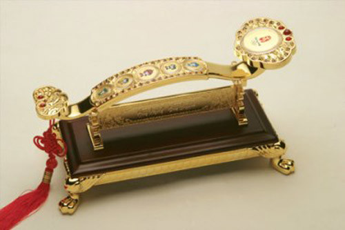 2. Vương trượng – Biểu trưng cho uy quyền: Vương trượng (Gậy như ý) là những vật hình cong đầu rất lớn. Ý nghĩa của biểu tượng là cầu mong đạt được mọi ước nguyện, việc gì cũng tốt đẹp, vừa ý. Trong tâm linh Phúc – Lộc – Thọ, thì ông Lộc trong tay cũng cầm vương trượng. Đa phần, vương trượng được chế tác bằng ngọc nhưng cũng có thể làm bằng chất liệu khác như vàng, bạc, đồng, sứ…