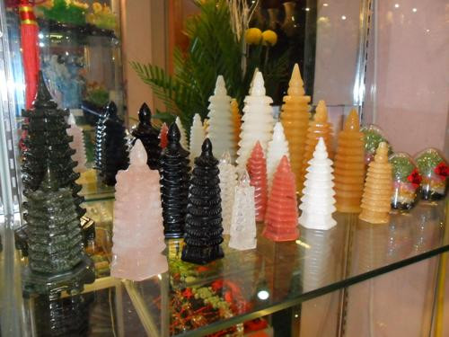 3. Tháp Văn Xương – Đem lại may mắn trong học tập và công việc: Tháp Văn Xương hiện là một ngôi bảo tháp hàng đầu ở phía nam Quảng Tây, Trung Quốc. Tháp thường được xây dựng theo hình bát giác, cao tầm 36 – 45m, gồm 7 tầng với mái hiên bằng gạch trồng lên nhau và nhỏ dần từ tầng dưới lên tầng trên, đỉnh tháp là một khối hình hồ lô màu đỏ. Người Trung Quốc thường đến đây để cầu đỗ đạt, thăng tiến trong học tập và công danh sự nghiệp.