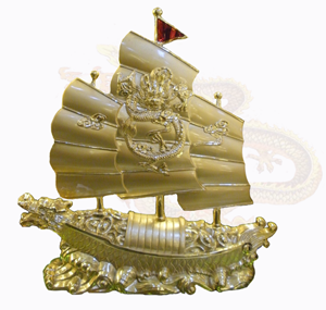 7. Thuyền buồm – Công việc làm ăn thuận buồm xuôi gió: Theo phong thủy, thuyền buồm được xem là biểu tượng của thành công trong kinh doanh. Nó tượng trưng cho gió (một trong hai yếu tố quan trọng nhất của Phong Thủy – gió, nước), mang lại nhiều cuộc giao dịch kinh doanh tốt đẹp và thu được nhiều lợi nhuận. Sau biểu tượng rồng, hình ảnh thuyền buồm là biểu tượng được giới doanh nhân Trung Quốc ưa chuộng nhất.