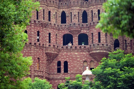 Du khách được tham quan lâu đài miễn phí.