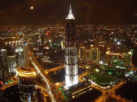 Hoàn thành vào năm 1999, Jin Mao Tower, Thượng Hải, Trung Quốc có chiều cao 348,4 m.