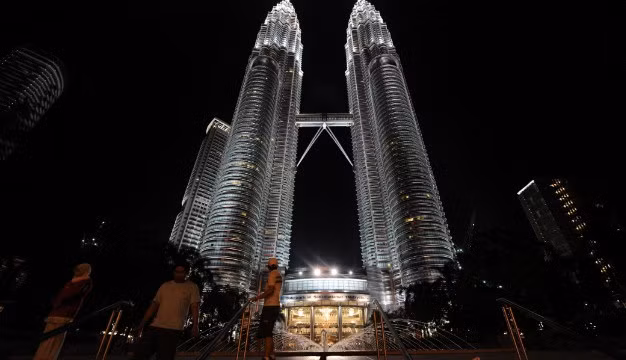 Hoàn thành vào năm 1998, tòa tháp đôi Petronas ở Kuala Lumpur cao 375 m, trở thành tòa nhà chọc trời cao thứ 6 trên thế giới.