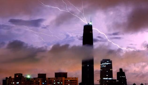 Hoàn thành năm 2010, Trung tâm tài chính quốc tế Quảng Châu, Trung Quốc có chiều cao lên tới 415,1 m.