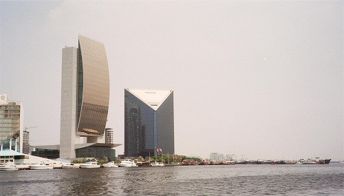 Ngân hàng quốc gia Dubai có thiết kế mô phòng theo hình cánh buồm căng gió, hướng ra dòng sông phía trước.