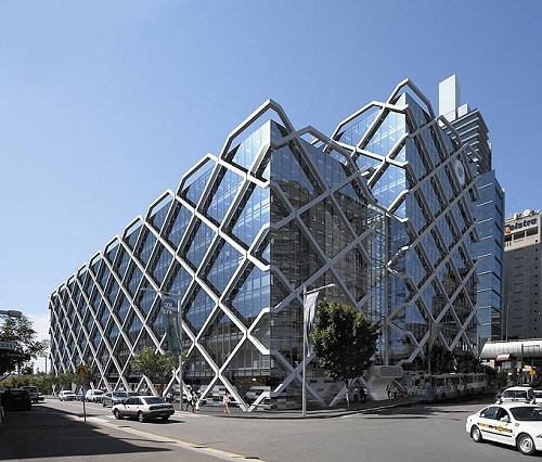 Ngân hàng Trung tâm Macquarie (Sydney) có cấu trúc mạng tinh thể màu trắng với mạng lưới các khối thủy tinh bao xung quanh. Tổng 1.000 tấn dầm thép đã được sử dụng để xây tòa nhà này.