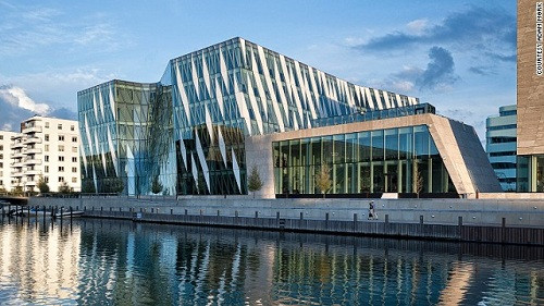 Thiết kế của tòa nhà Saxo Bank International HQ (Hellerup, Đan Mạch) gồm các khối hình xiên màu như sọc ngựa vằn khiến tòa nhà trở nên vô cùng nổi bật.
