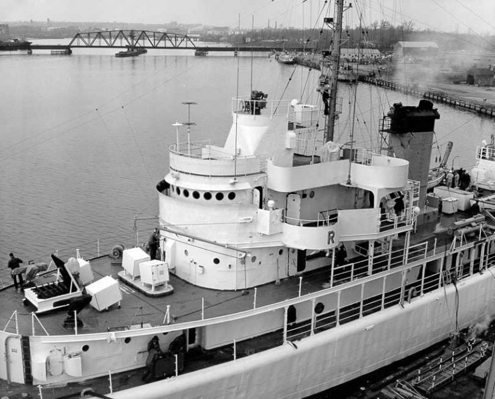 Năm 1976, đơn vị 173 (được Quân chủng Hải quân giao nhiệm vụ) bắt đầu đưa toàn bộ hệ thống chỉ huy, bệ tên lửa xuống chiến hạm HQ-01, lắp thêm một bộ radar SPS-53 của Mỹ trên mặt boong chính để lấy số liệu phần tử bắn.