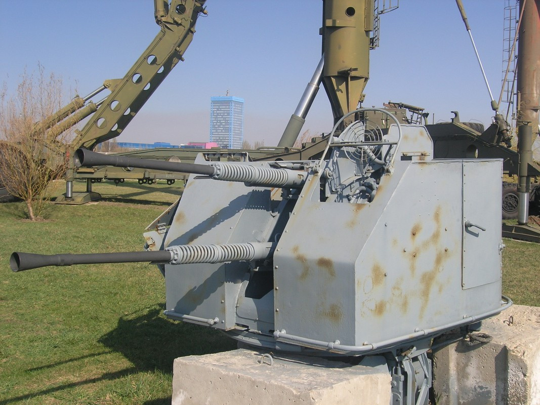 …và cuối cùng là hai bệ pháo nòng kép 25mm. Sau cải tiến, HQ-01 trở thành chiến hạm đáng gờm. Với khả năng hoạt động tầm xa, trang bị tên lửa chống hạm và phòng không tương đối mạnh, HQ-01 đã góp phần bảo vệ vững chắc biển trời Tổ quốc những năm 1980 căng thẳng. Theo một số tài liệu, toàn bộ vũ khí cải tiến được gỡ bỏ khỏi HQ-01 vào cuối những năm 1990. Và có thể tàu HQ-01 cũng chính thức ngừng hoạt động kể từ đó.